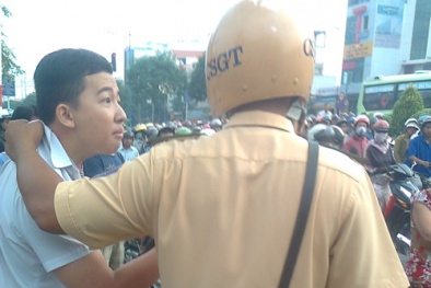 Hàng trăm người dân phản ứng CSGT bẻ tay học sinh